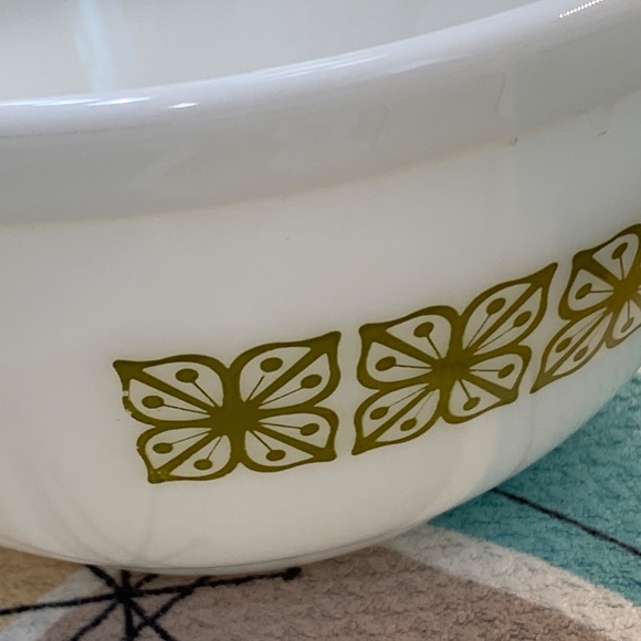 Vtg. Pyrex 1.5 qt Bowl, Autumn Floral (Verde) + NEW Retro Avocado Potholder - Picture 7 of 16
